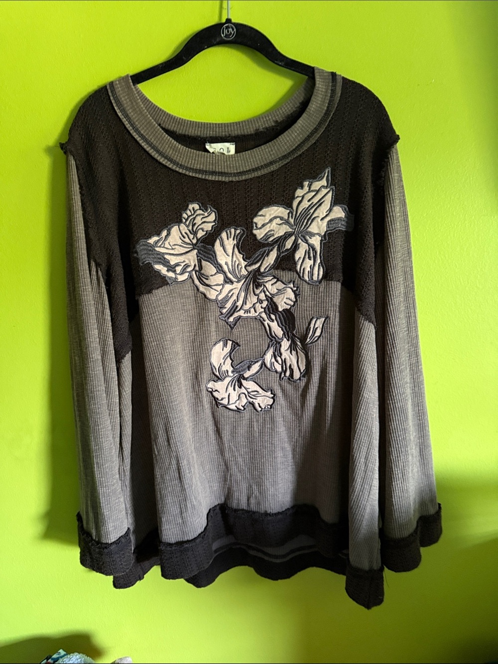 NWOT POL Green & Brown Boho Distressed Floral Embroidered Top Shirt Size M